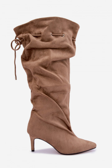Botas altas isoladas slip-on com saltos finos e detalhes elegantes em cor areia Tivel 2