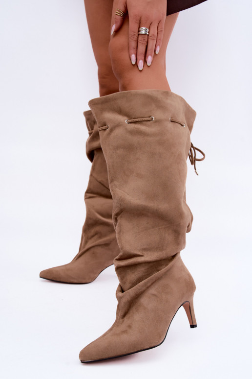 Botas altas isoladas slip-on com saltos finos e detalhes elegantes em cor areia Tivel