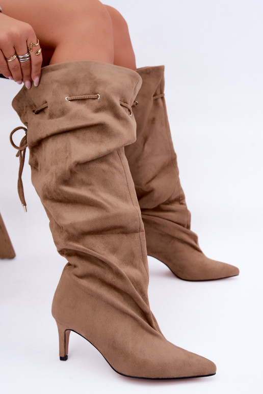 Botas altas isoladas slip-on com saltos finos e detalhes elegantes em cor areia Tivel