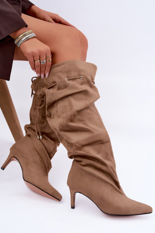 Botas altas isoladas slip-on com saltos finos e detalhes elegantes em cor areia Tivel