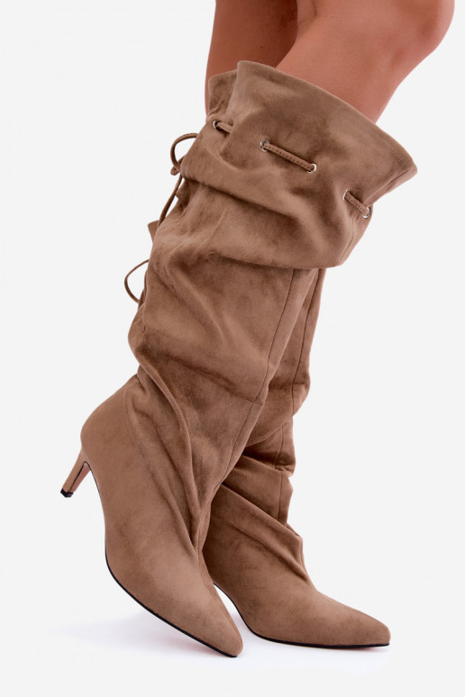 Botas altas isoladas slip-on com saltos finos e detalhes elegantes em cor areia Tivel