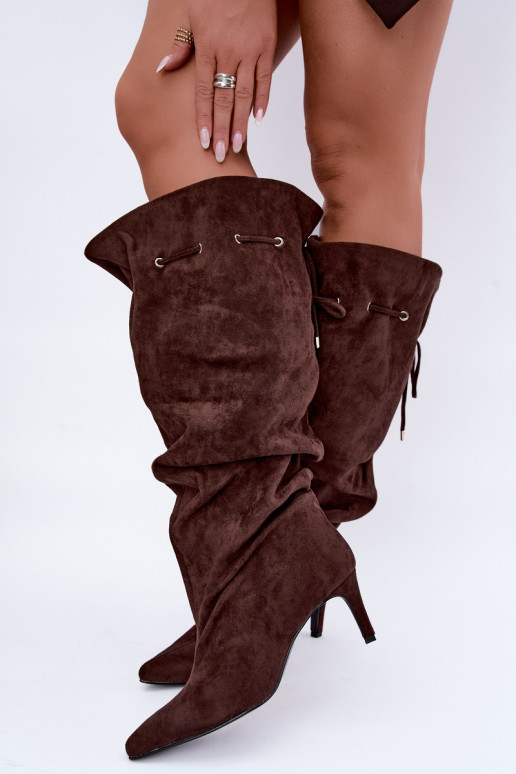 botas altas e quentes com saltos finos e detalhes elegantes na cor chocolate Tivelle
