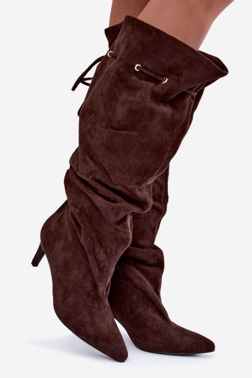 botas altas e quentes com saltos finos e detalhes elegantes na cor chocolate Tivelle