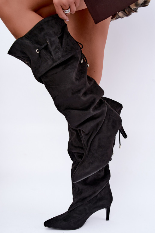botas altas e quentes com saltos finos e detalhes elegantes na cor preta Tivelle