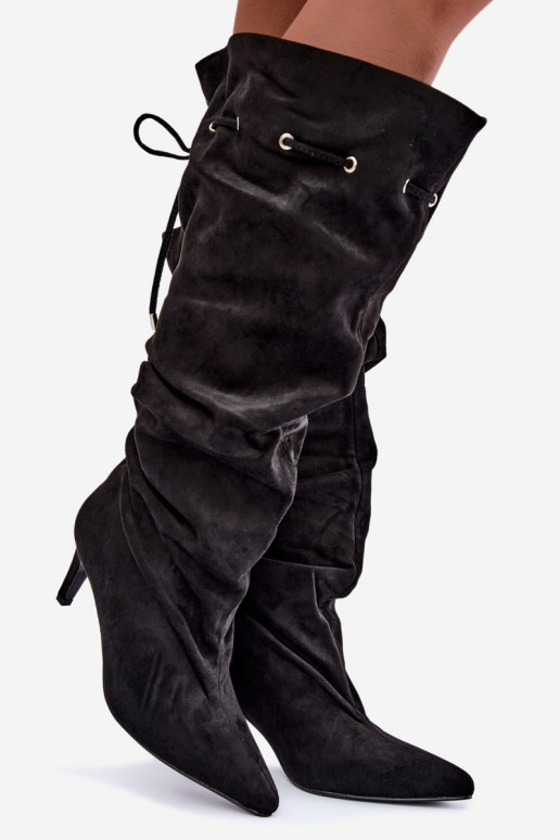 botas altas e quentes com saltos finos e detalhes elegantes na cor preta Tivelle