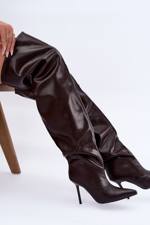 botas altas femininas com saltos finos acima do joelho na cor chocolate Aderelle