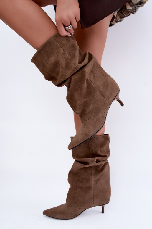 botins slip-on com saltos de camurça sintética na cor caqui Cindrelle