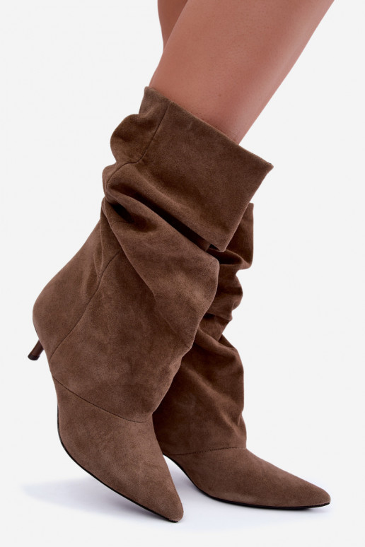 botins slip-on com saltos de camurça sintética na cor caqui Cindrelle