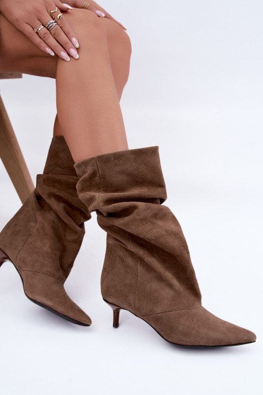 botins slip-on com saltos de camurça sintética na cor caqui Cindrelle