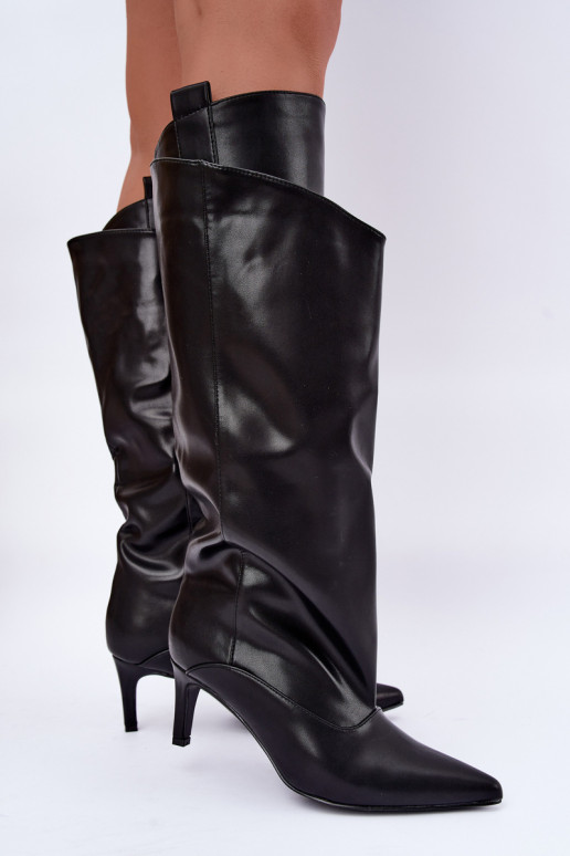 botas altas e quentes com babados e saltos finos na cor preta Emerine