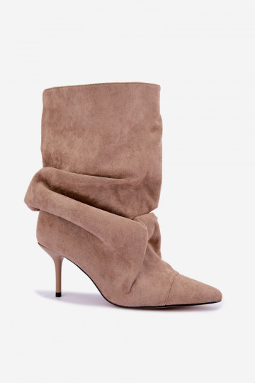 botins quentes e enrugados com saltos finos na cor areia Greselle