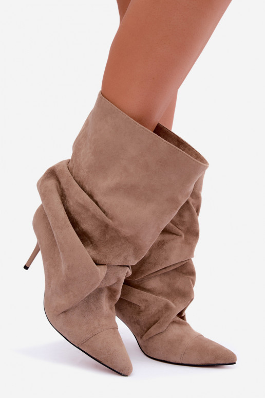 botins quentes e enrugados com saltos finos na cor areia Greselle