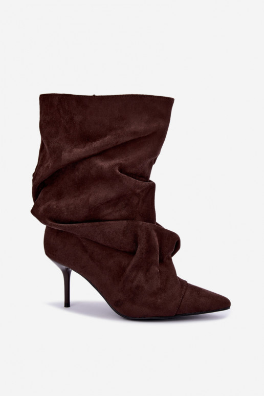 botins quentes e enrugados com saltos finos na cor chocolate Greselle