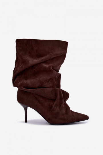 botins quentes e enrugados com saltos finos na cor chocolate Greselle 2