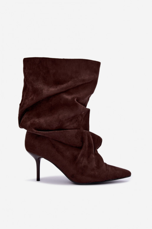 botins quentes e enrugados com saltos finos na cor chocolate Greselle