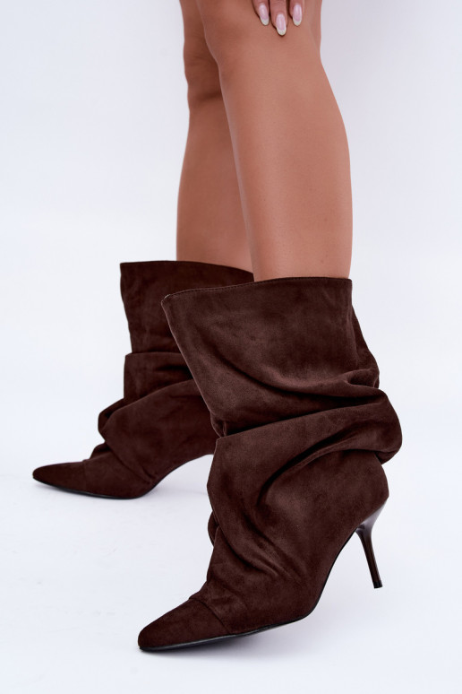 botins quentes e enrugados com saltos finos na cor chocolate Greselle