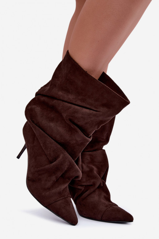 botins quentes e enrugados com saltos finos na cor chocolate Greselle