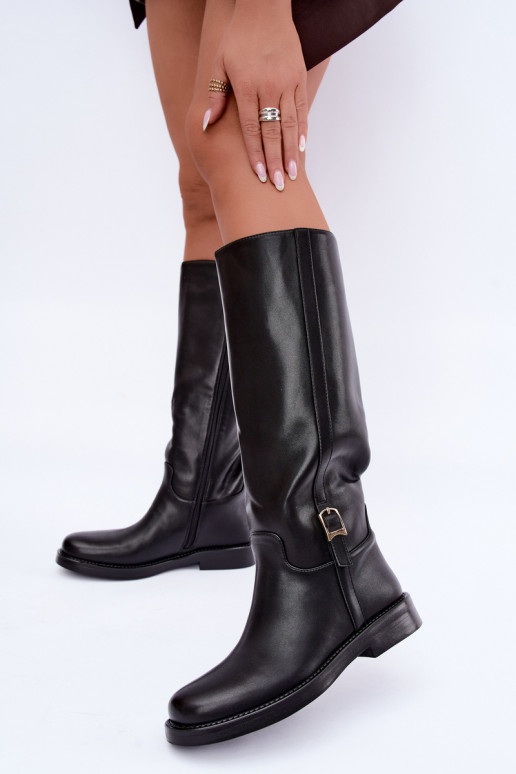 botas altas com fivelas e saltos largos na cor preta Ismerelle