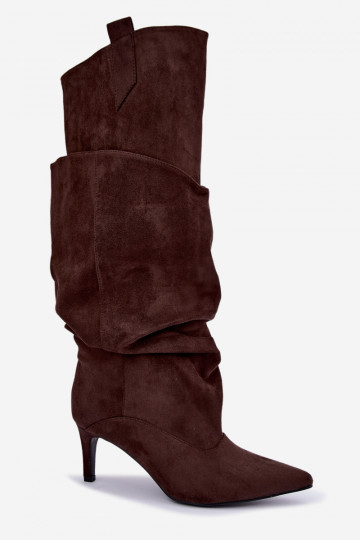 botas altas e quentes com babados e saltos finos na cor chocolate Emerine
