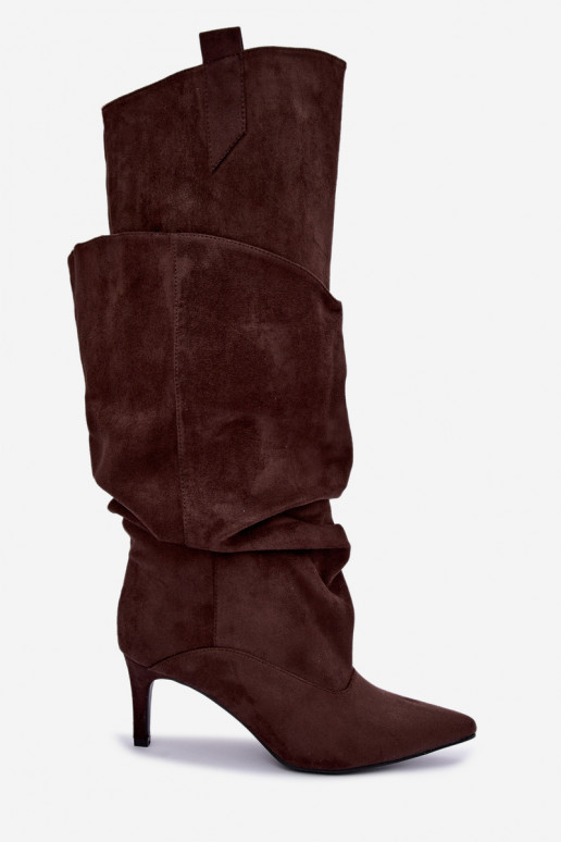 botas altas e quentes com babados e saltos finos na cor chocolate Emerine