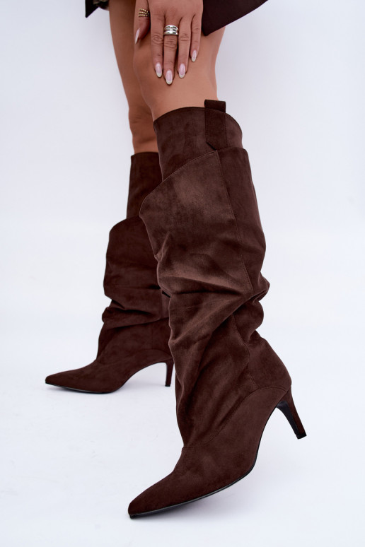 botas altas e quentes com babados e saltos finos na cor chocolate Emerine