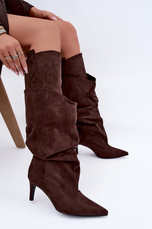 botas altas e quentes com babados e saltos finos na cor chocolate Emerine