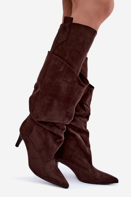 botas altas e quentes com babados e saltos finos na cor chocolate Emerine