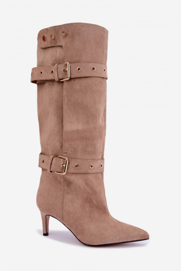 botas altas slip-on com saltos finos, tiras e fivelas na cor areia Isabeau