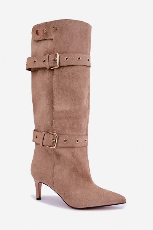 botas altas slip-on com saltos finos, tiras e fivelas na cor areia Isabeau