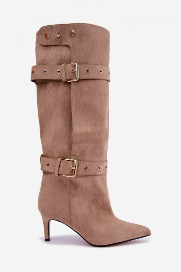 botas altas slip-on com saltos finos, tiras e fivelas na cor areia Isabeau 2