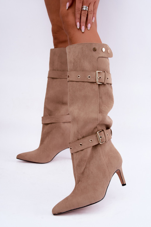 botas altas slip-on com saltos finos, tiras e fivelas na cor areia Isabeau