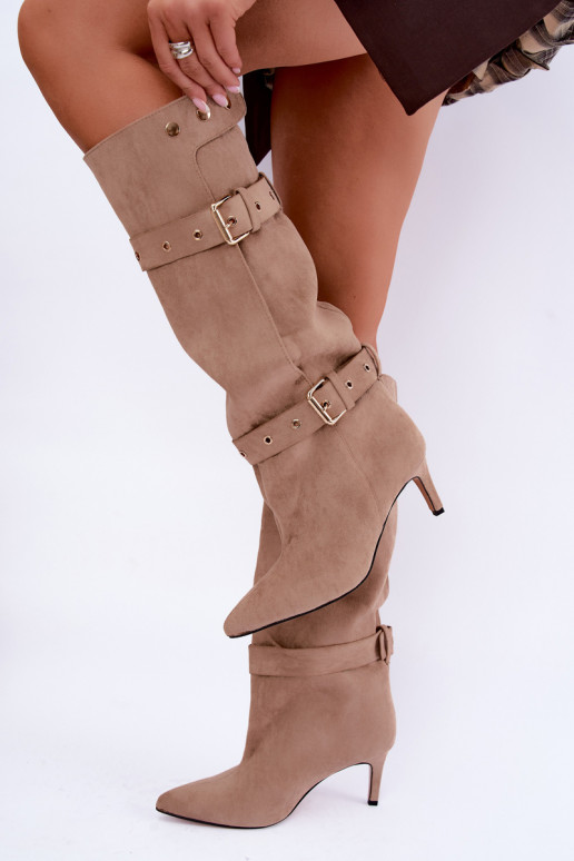 botas altas slip-on com saltos finos, tiras e fivelas na cor areia Isabeau
