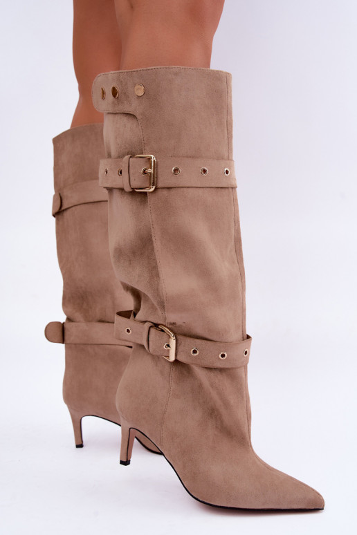 botas altas slip-on com saltos finos, tiras e fivelas na cor areia Isabeau