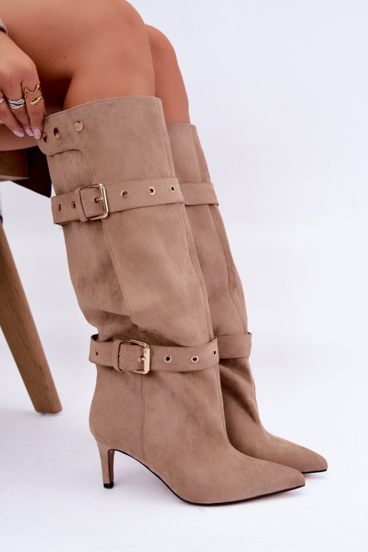 botas altas slip-on com saltos finos, tiras e fivelas na cor areia Isabeau
