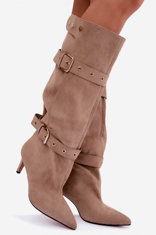 botas altas slip-on com saltos finos, tiras e fivelas na cor areia Isabeau