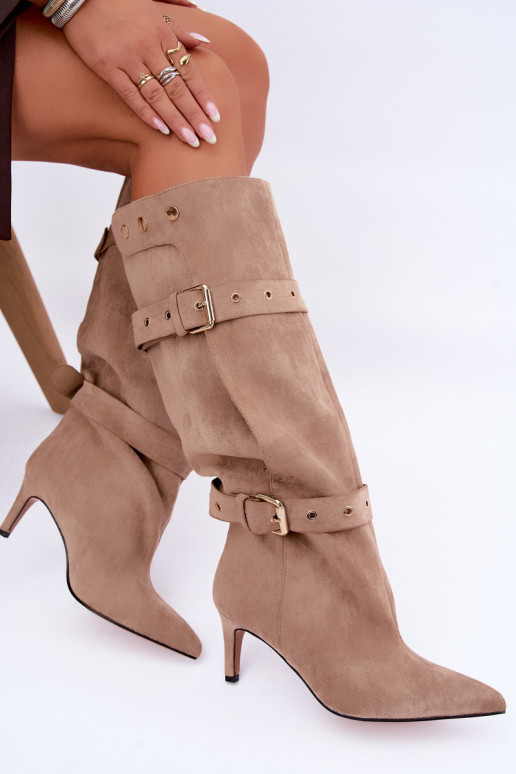 botas altas slip-on com saltos finos, tiras e fivelas na cor areia Isabeau