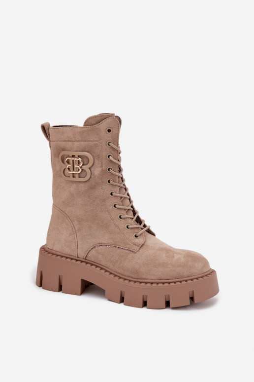 Botins isolados bege com ornamentos Melisse