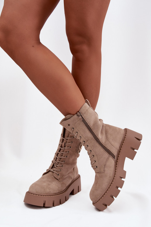 Botins isolados bege com ornamentos Melisse