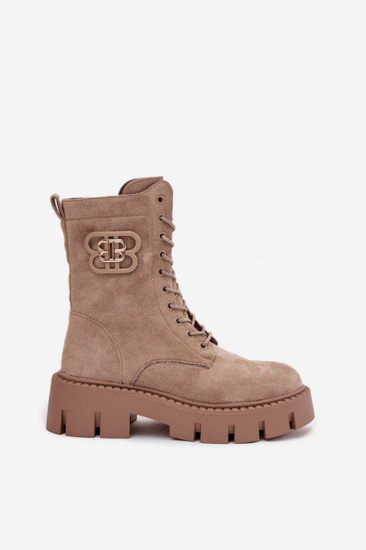 Botins isolados bege com ornamentos Melisse