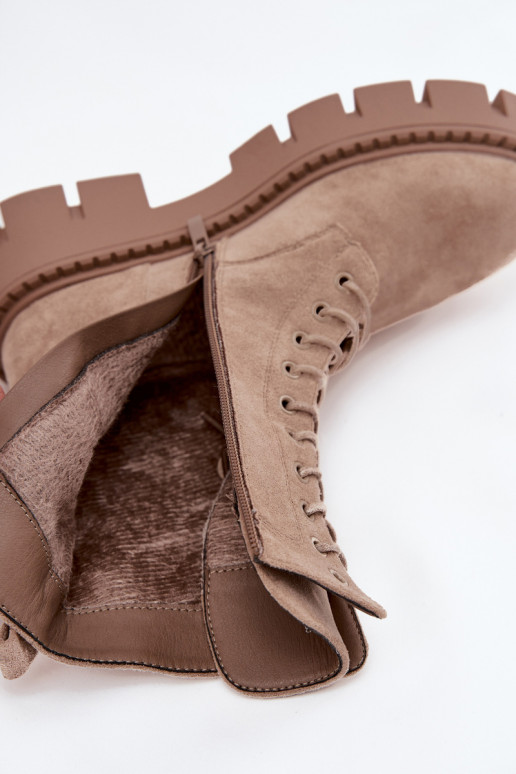 Botins isolados bege com ornamentos Melisse