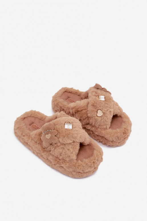 chinelo com pelo e detalhes bonitos na cor areia Jesselle