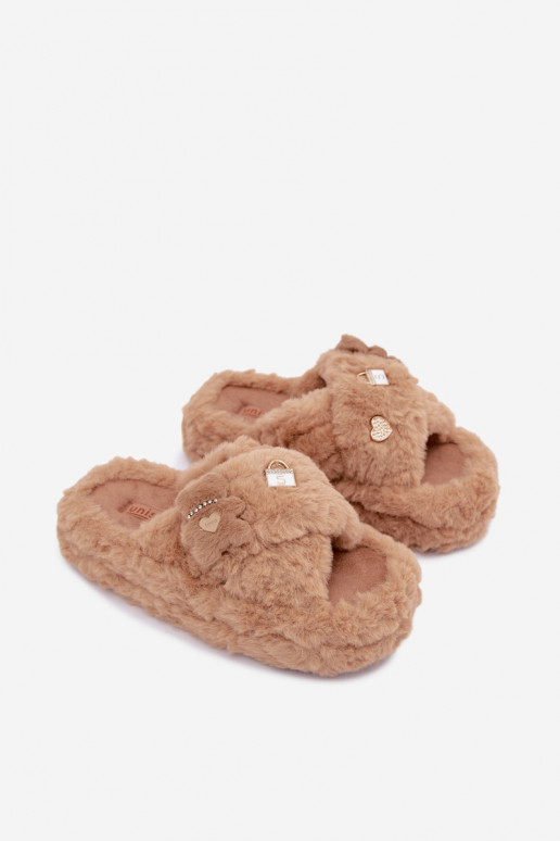 chinelo com pelo e detalhes bonitos na cor areia Jesselle