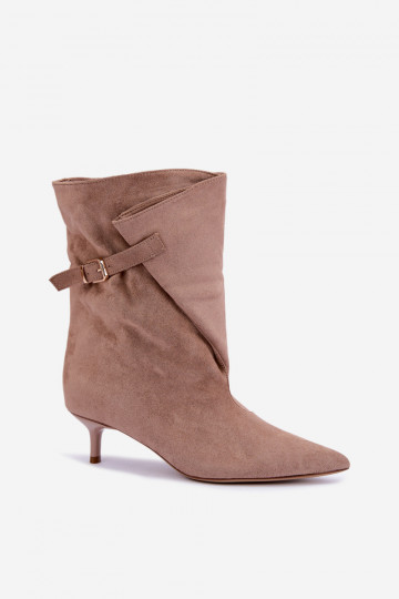 Botins de salto baixo com fivelas na cor areia Canelisse