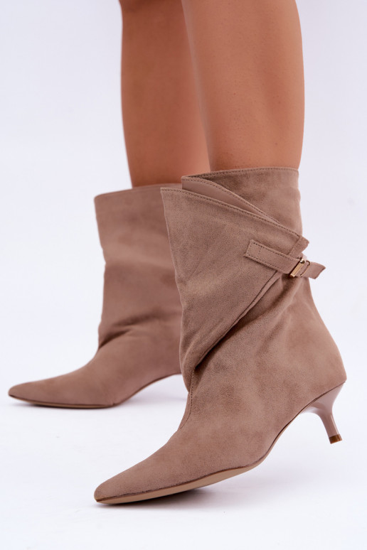 Botins de salto baixo com fivelas na cor areia Canelisse