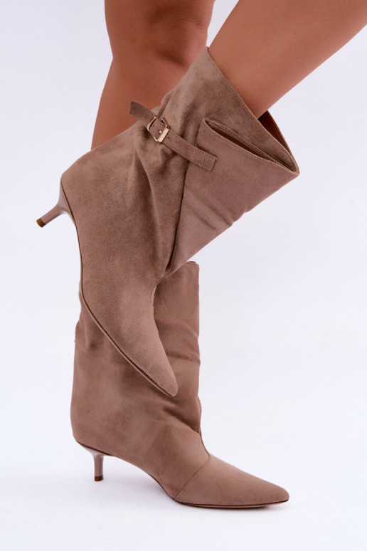 Botins de salto baixo com fivelas na cor areia Canelisse