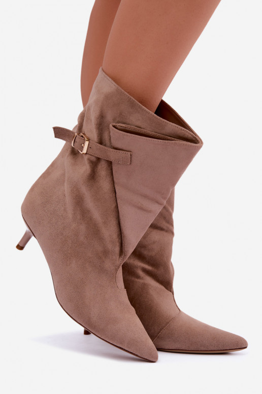 Botins de salto baixo com fivelas na cor areia Canelisse