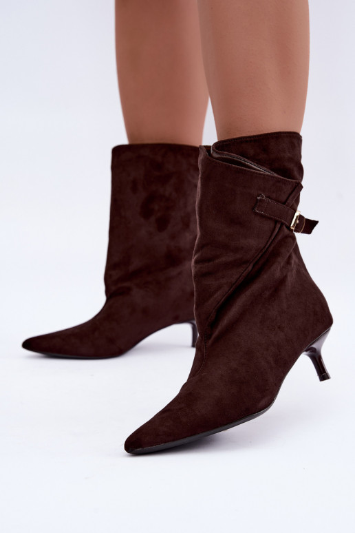 Botins de salto baixo com fivelas na cor chocolate Canelisse