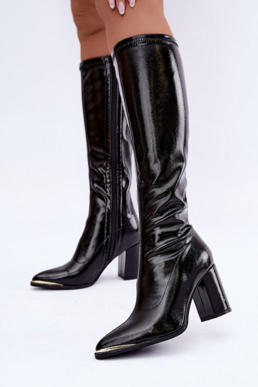 Botas altas com salto e efeito verniz na cor preta Isetta