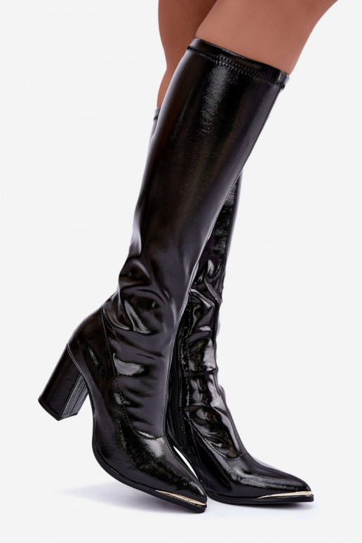 Botas altas com salto e efeito verniz na cor preta Isetta