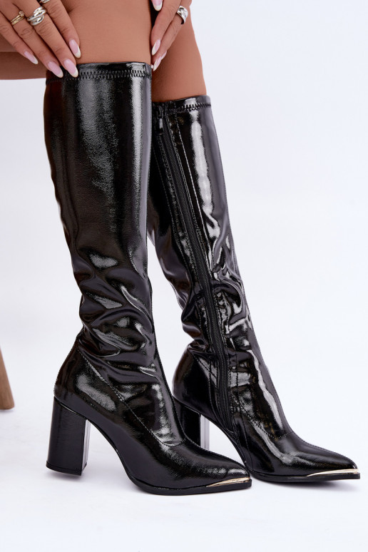 Botas altas com salto e efeito verniz na cor preta Isetta